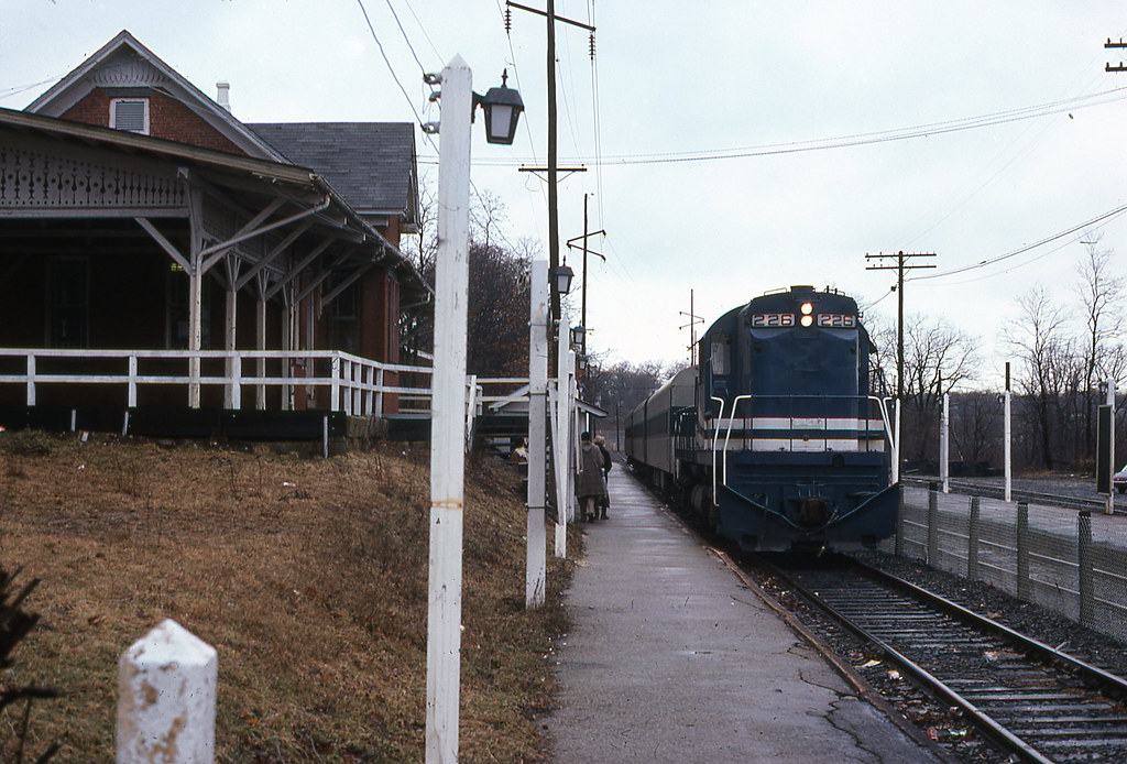 LIRR 226 at Sea Cliff Westbound Oyster Bay branch train pu… Flickr