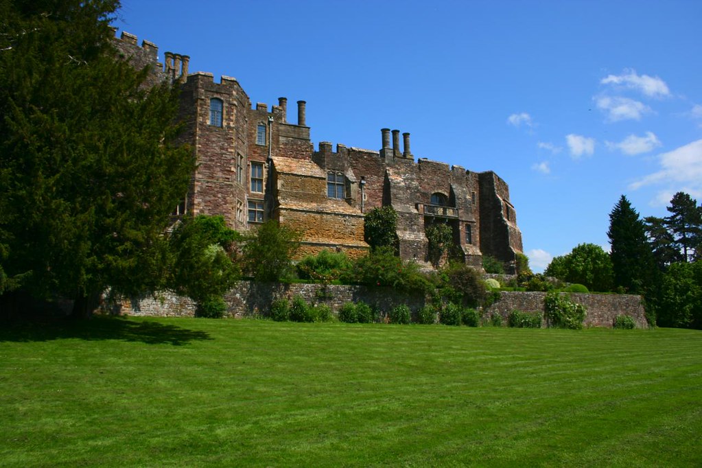 Gardens at Berkeley Castle Over time, successive generatio… Flickr