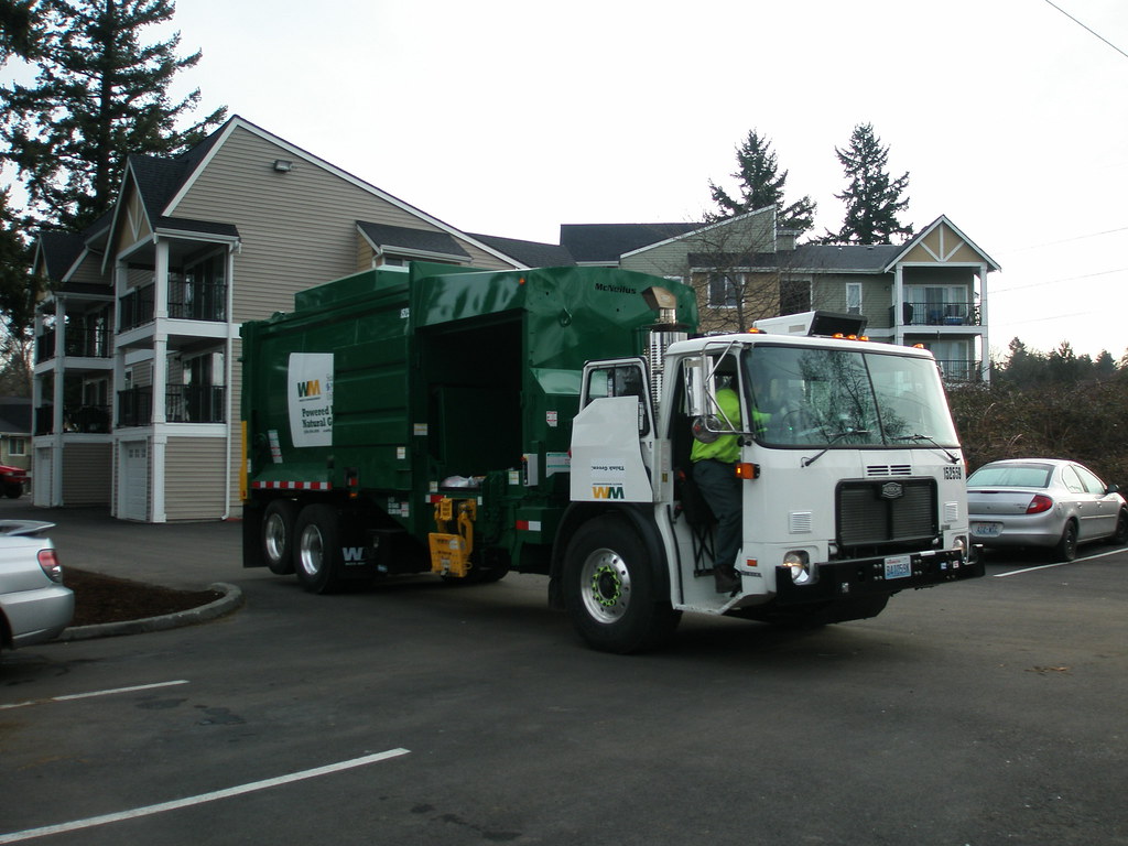 Waste Management Autocar / Mcneilus CNG manual side loader… Flickr