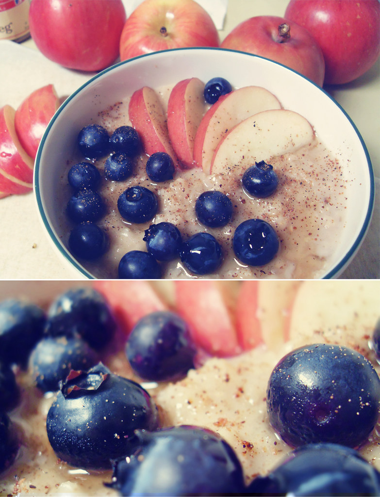 nutmeg oatmeal with blueberries drizzled with agave nect… Flickr