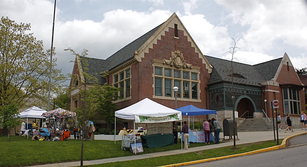 Oakmont Library All rights reserved © LevensonM Flickr
