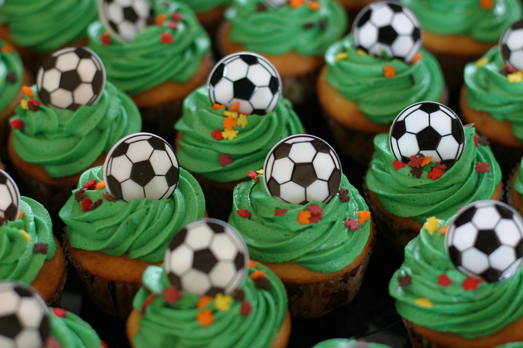 Soccer Cupcakes Soccer ball cupcakes for the end of season… Flickr