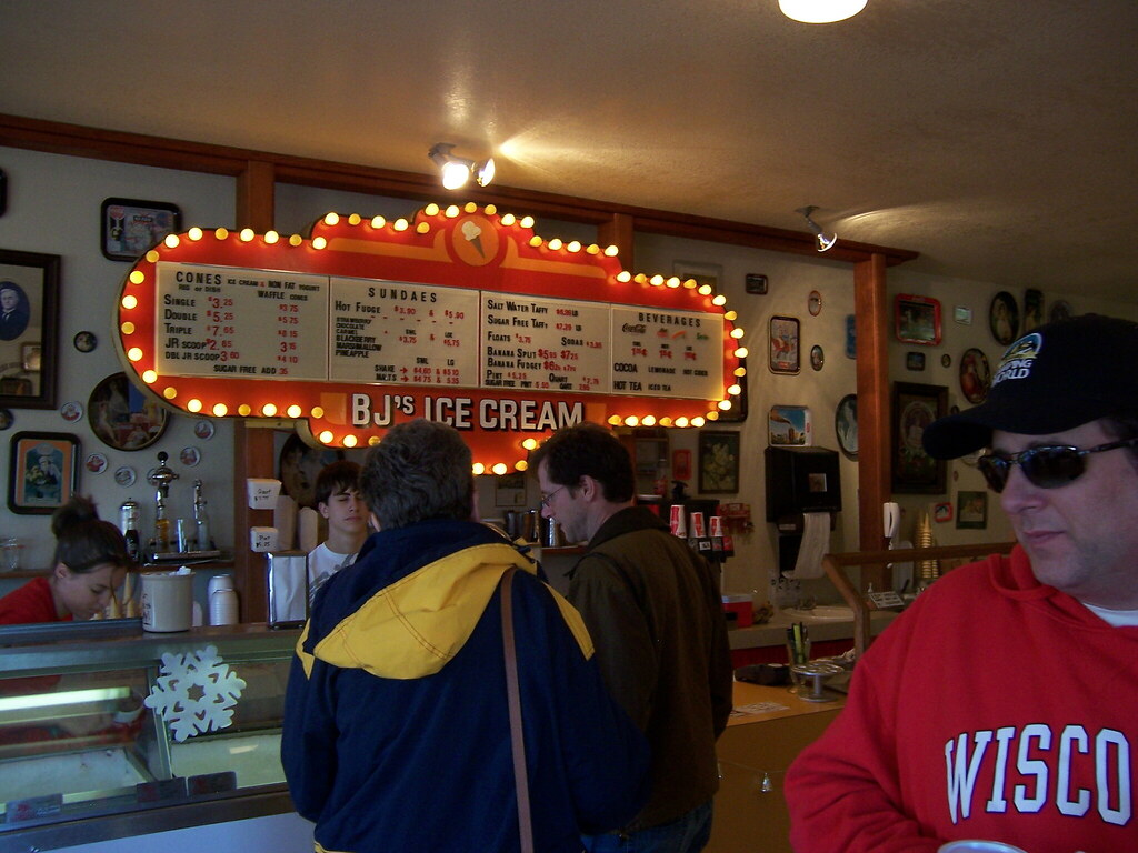 BJ's Ice Cream A local fav. Florence Oregon November 2008
