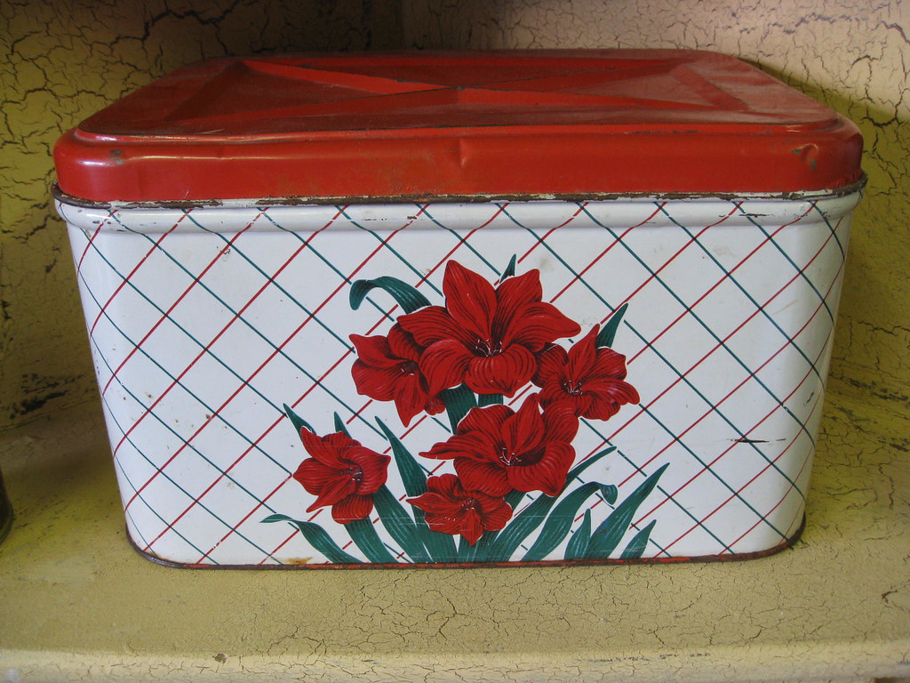 Vintage Red & White Bread Box 10 Colors are still vivid b… Flickr