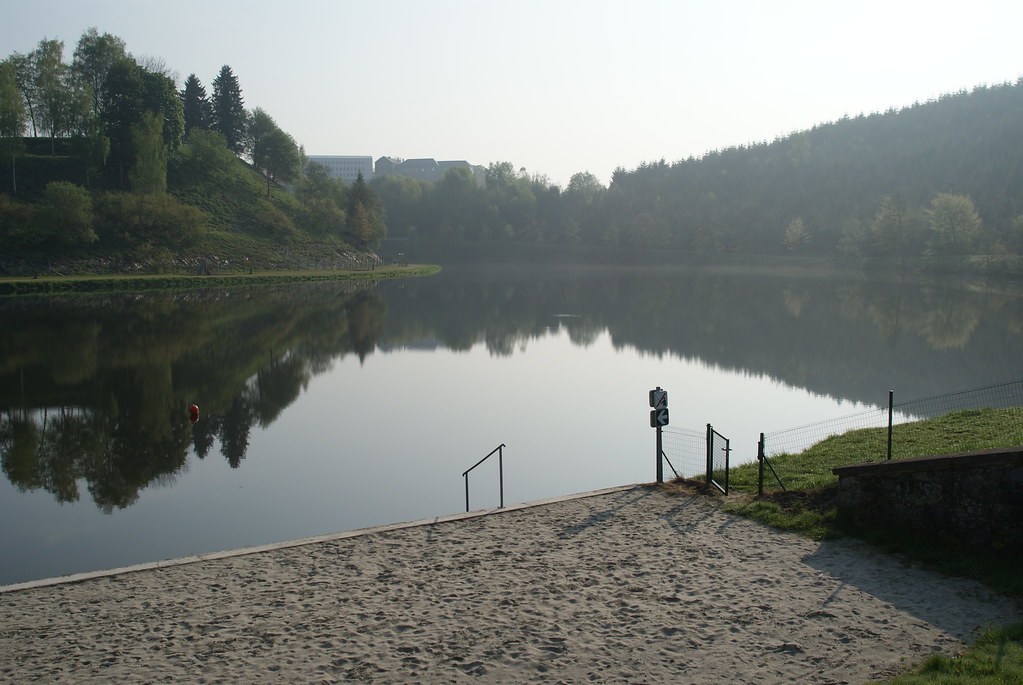 Neufchâteau, le lac (la plage) Plage de sable clôturée. Ma… Flickr