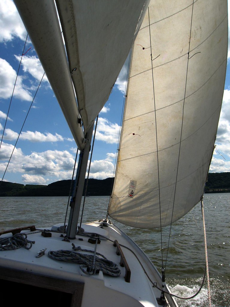 Shining Jib Port tack with trimmed mainsail and jib. Richard Chen