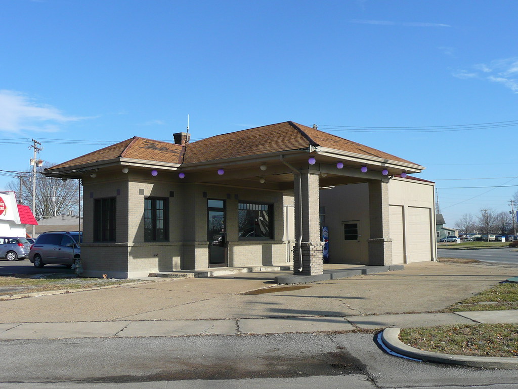 Columbus, IN Old Gas Station Wonder which brand this was a… Flickr