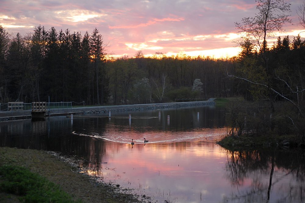 Brady's Lake at Sunset Brady's Lake, in the Pocono Mountai… Flickr