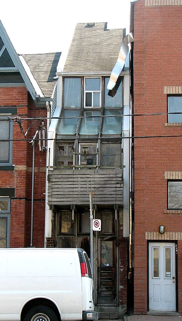 Toronto's Smallest House, Toronto, ON Located on 383 Shute… Flickr