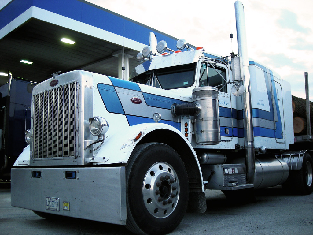 Peterbilt 359 power by a 550 Hp Cat Diesel Engine | The Myti… | Flickr