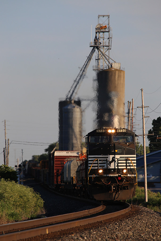 NS 9733 Leesburg, Indiana NS train 365 rolls north towar… Flickr
