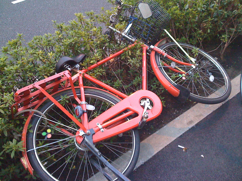 乗り捨てられた郵便自転車 Posted by 郵便自転車が乗り捨てられてて久々… Flickr