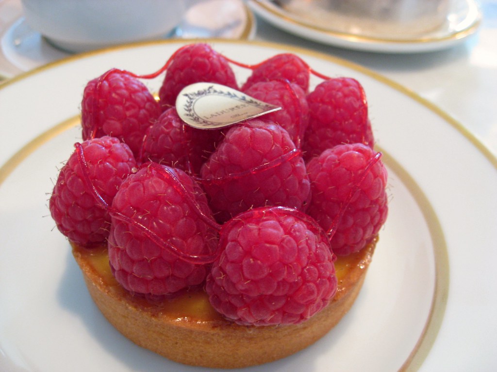 Tarte passion framboise Sweet pastry, smooth passion fruit… Flickr