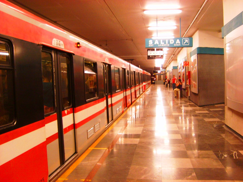 Estación Juárez Línea 1 en hora tranquila J. Aguila Flickr