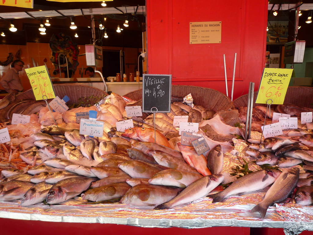 ドミトリー近くの魚屋 Hiroyuki Asahara Flickr