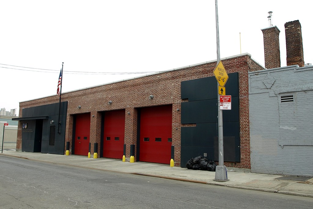 EMS32 FDNY EMS Battalion 32 Station House, Brooklyn, New Y… Flickr