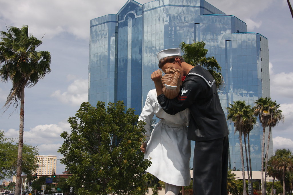 Sarasota Statue A famous picture is one of a sailor kissin… Flickr