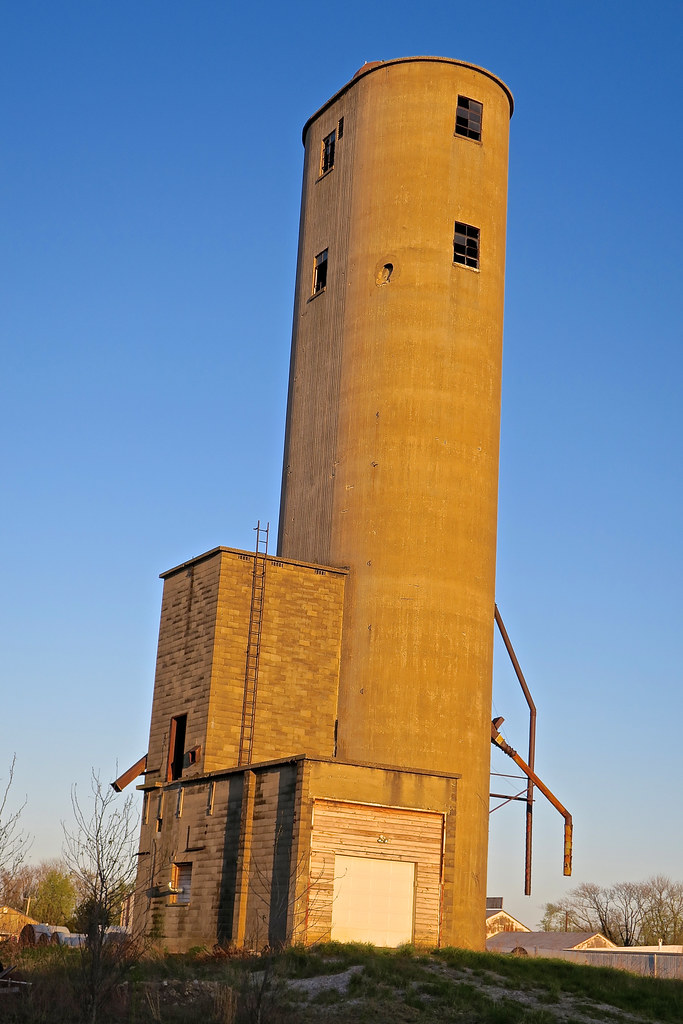 Grain Elevator, Salem, IL An old grain elevator at sunset … Flickr