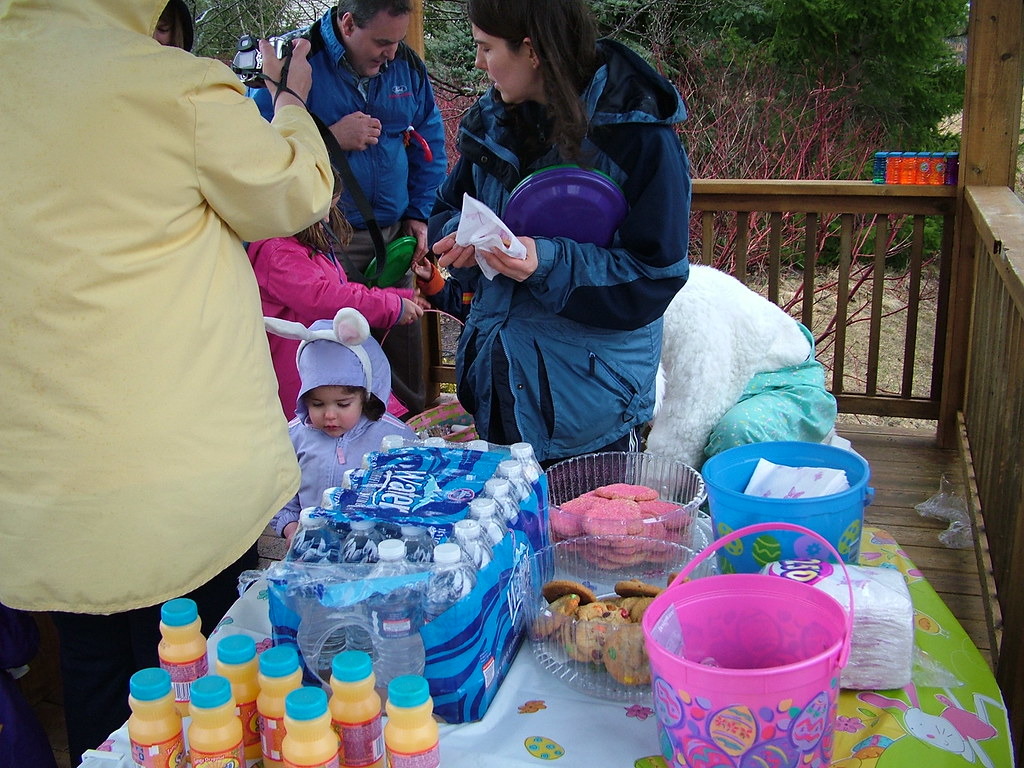 Cross Creek Easter Egg Hunt Children hunt for eggs filled … Flickr