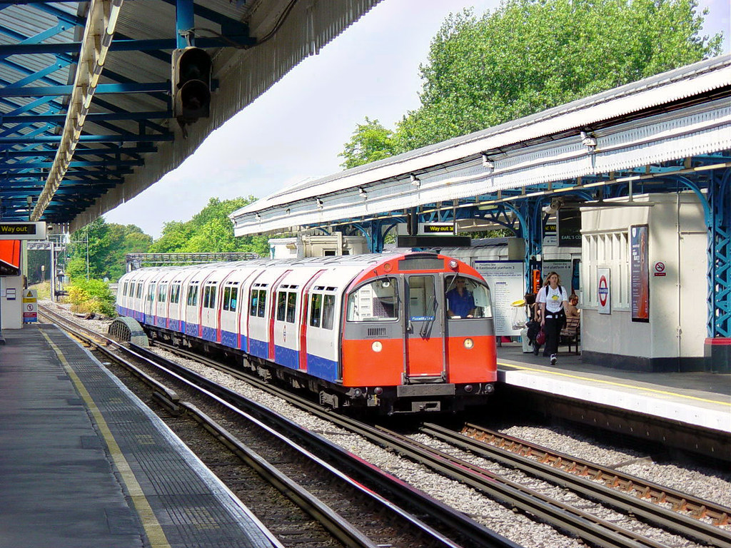 London Underground A Piccadilly Line train somewhere on th… Flickr