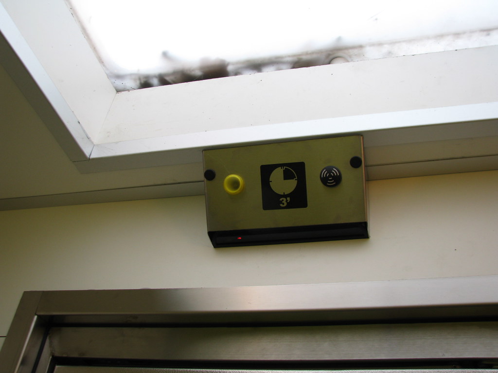 Toilettes Temps limité à 3 minutes. Parc de la Tête d'or. … Flickr