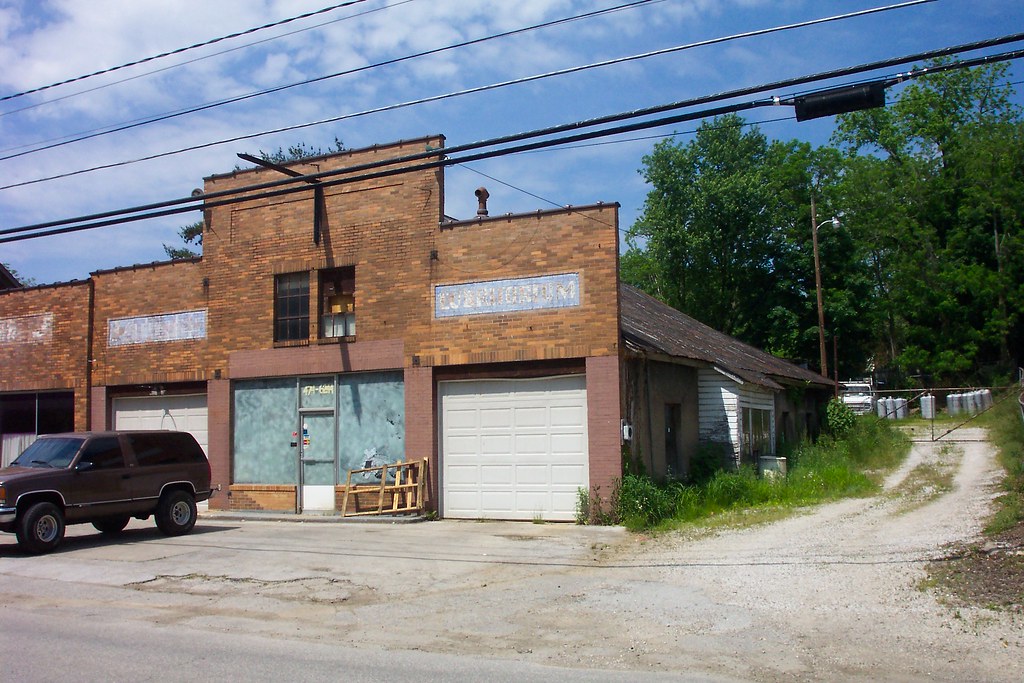 100_2761 Former Pontiac dealership building in Grayson, KY… Flickr