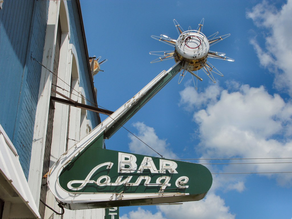 Hammond Bar A starburst sign for the Bar, Lounge, and Liqu… Flickr