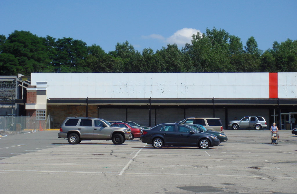 Vacant Bradlees; Roslindale, MA Here lies a vacant Bradlee… Flickr