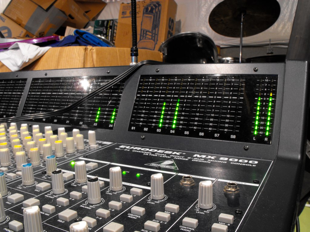Behringer MX9000 | Behringer EuroDesk MX9000 Meter bridge | Michael