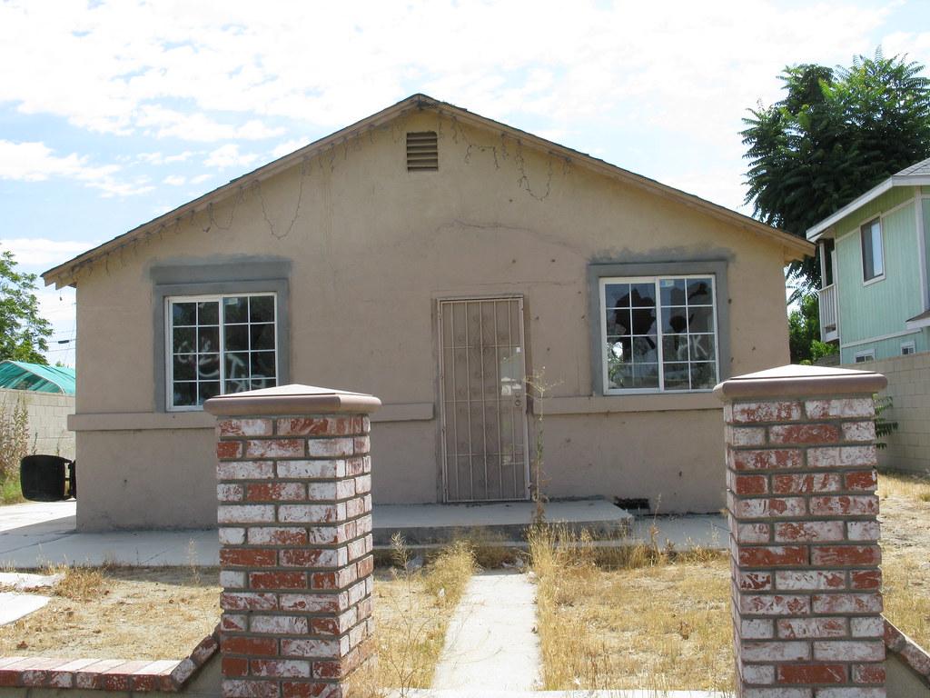 Piece of sh*t house in Delano A Vandalized house in Delano… Flickr