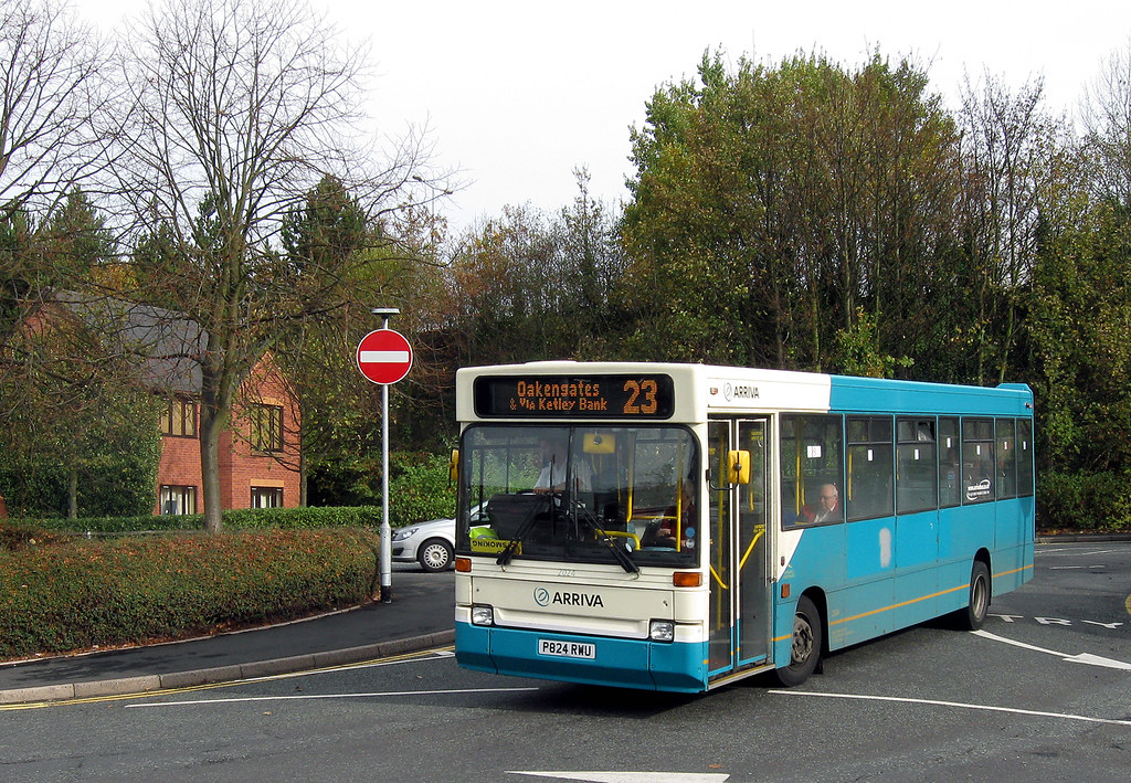 P824RWUOakengates_20091031 P824RWU Dennis Dart Plaxton bo… Flickr