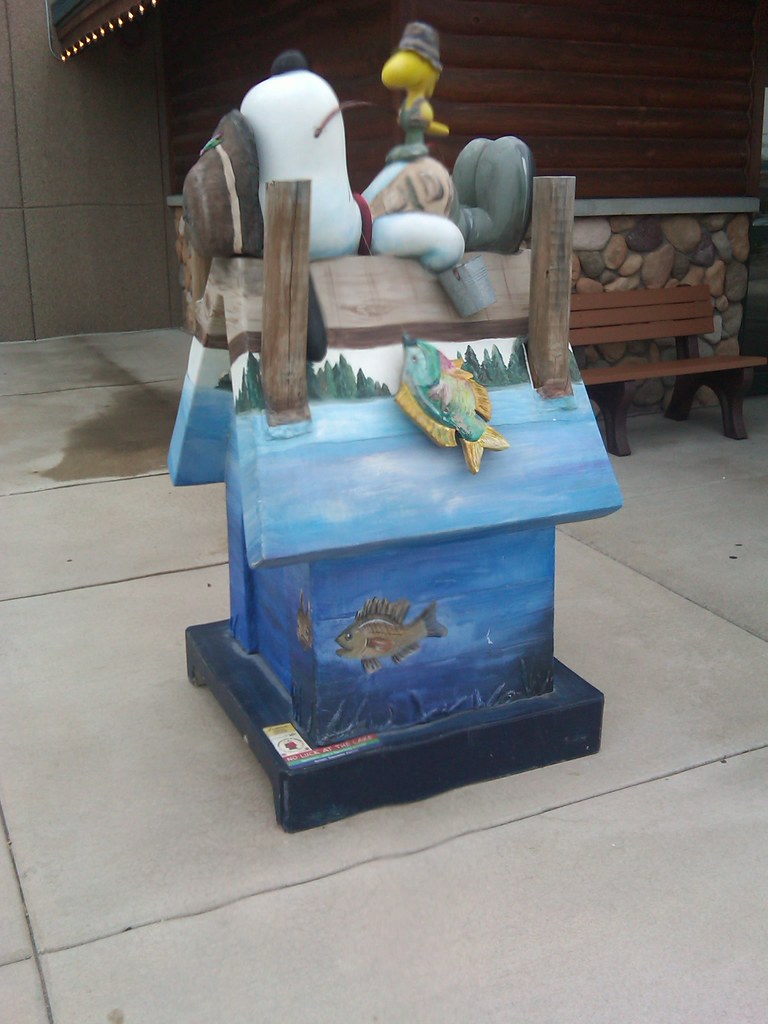Snoopy outside Joe's Sporting Goods, Roseville Eli Sagor Flickr