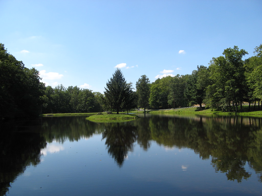 Picnic island, Lake Henrietta, Blue Mountains, PA Ali Eminov Flickr
