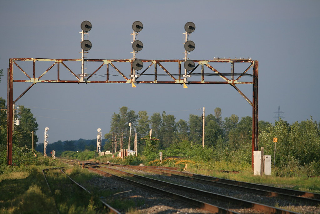 Searchlight signals on the Canadian National Les Coteaux (… Flickr