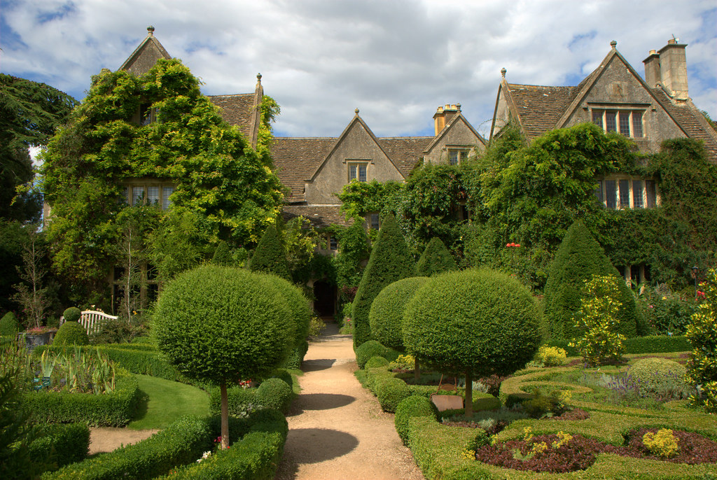 ABBEY HOUSE GARDENS Abbey House Gardens, Malmesbury, Wilts