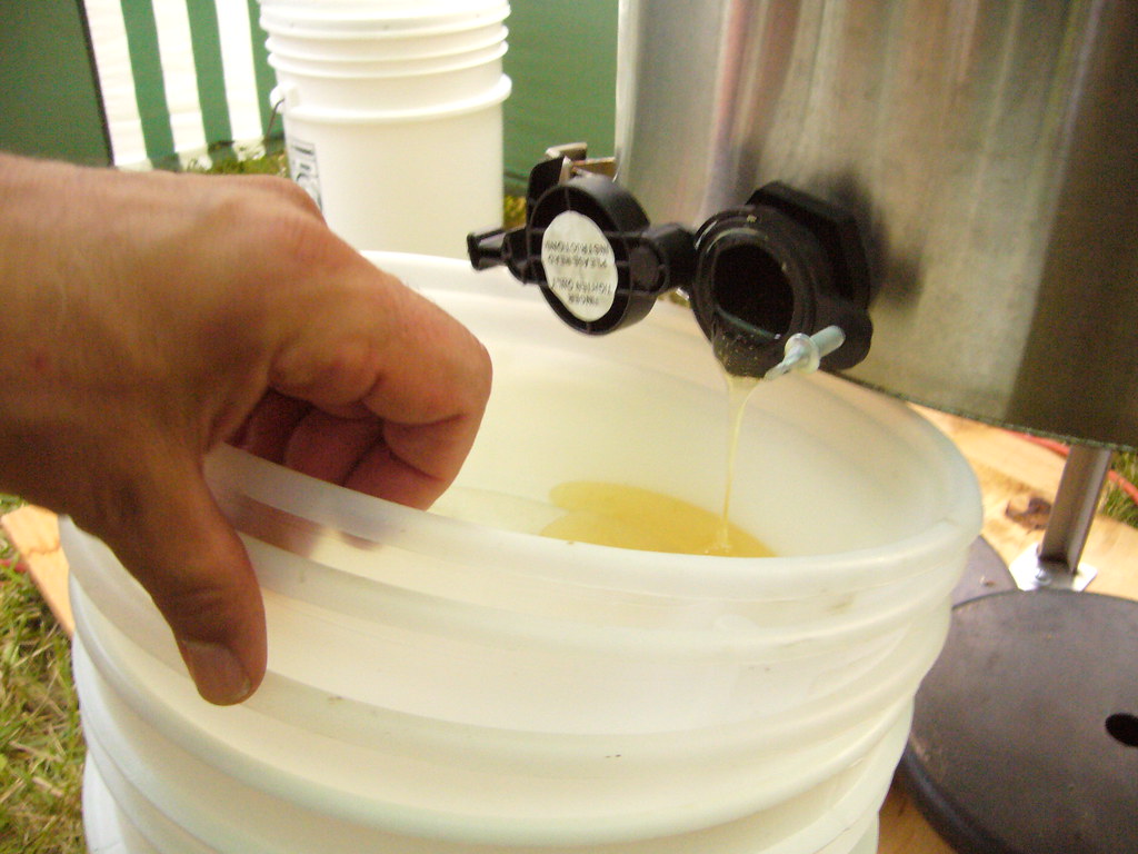 triple filter The honey passes from the extractor through … Flickr