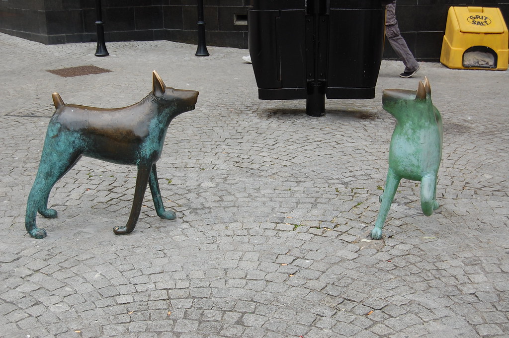 Statue of dogs, Kilmarnock Cross Gordon Cunningham Flickr