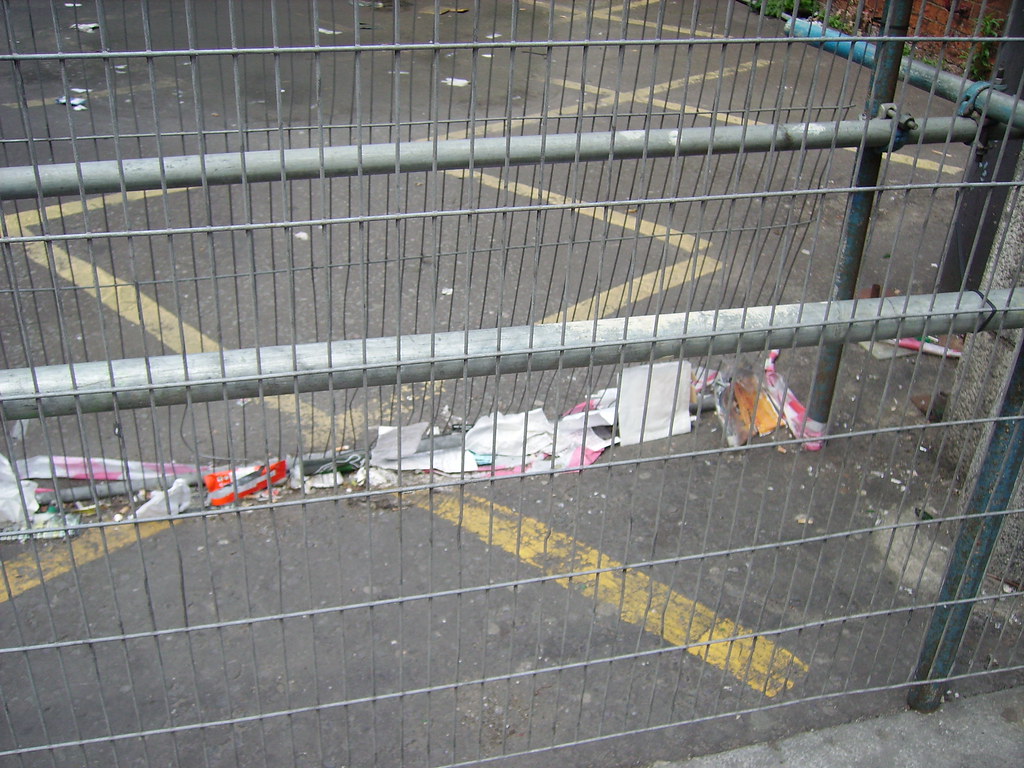 Line of rubbish, Hackney Kim Raymont Flickr