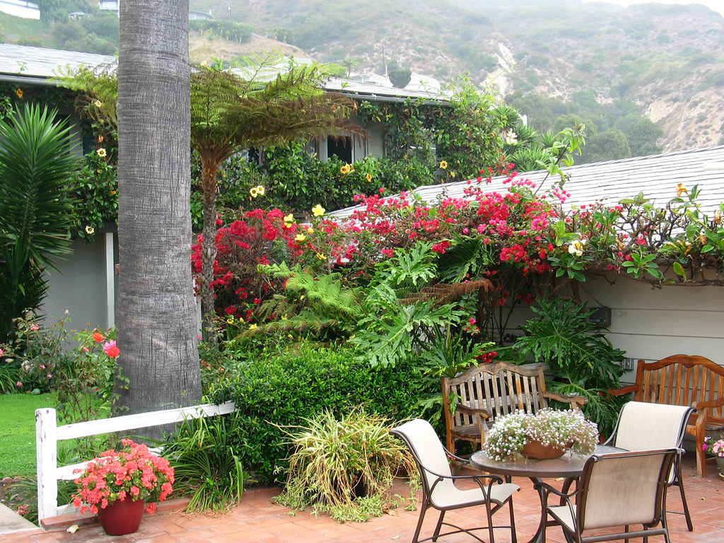 Malibu garden The courtyard at the Casa Malibu Inn, where … Flickr