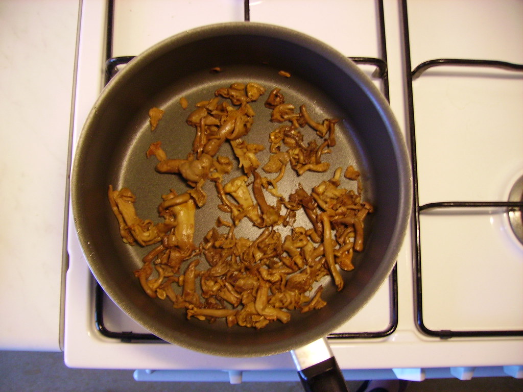 Today´s lunch stage 1 Fry chanterelles in olive oil unti… Flickr