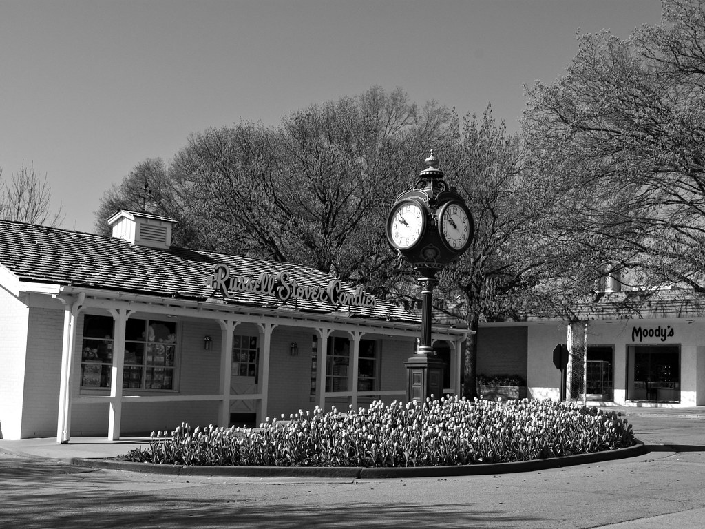 Utica Square Clock Utica Square, Tulsa, OK Michael Wallace Flickr