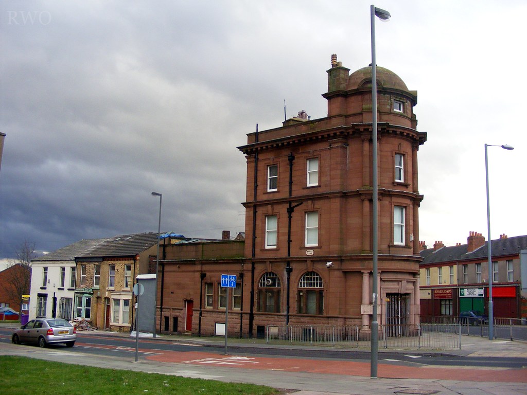 Earle Road, Edge Hill The prominent sandstone building, wi… Flickr