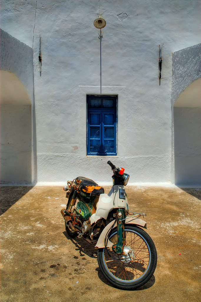 Honda Club Scooter Oia HDR saved this very contrasty shot.… Flickr