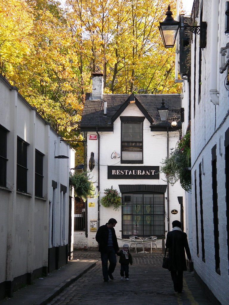 Glasgow West End, Ashton Lane Ashton Lane houses a mixtu… Flickr
