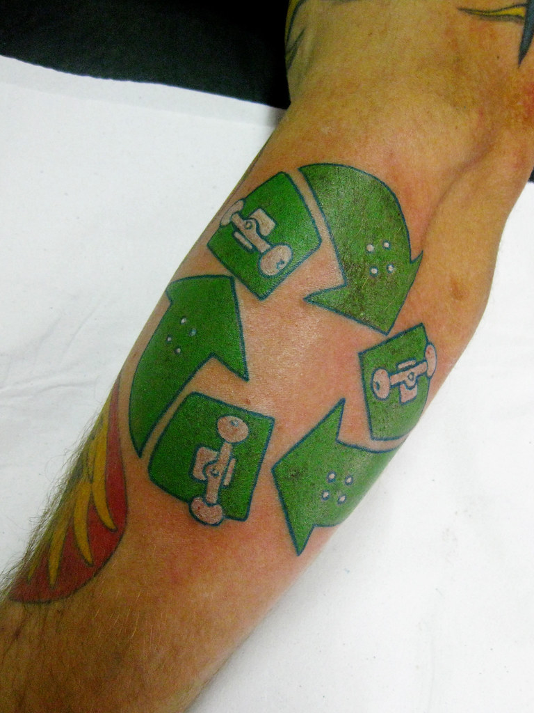 Tatuagem de Skate Significado & 30 Inspirações Incríveis! All sizes Tatuagem recicle skate tattoo Flickr Photo Sharing!