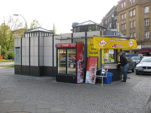 Platz der Luftbrücke Currywurst an CityToilette. Hier ste… Flickr