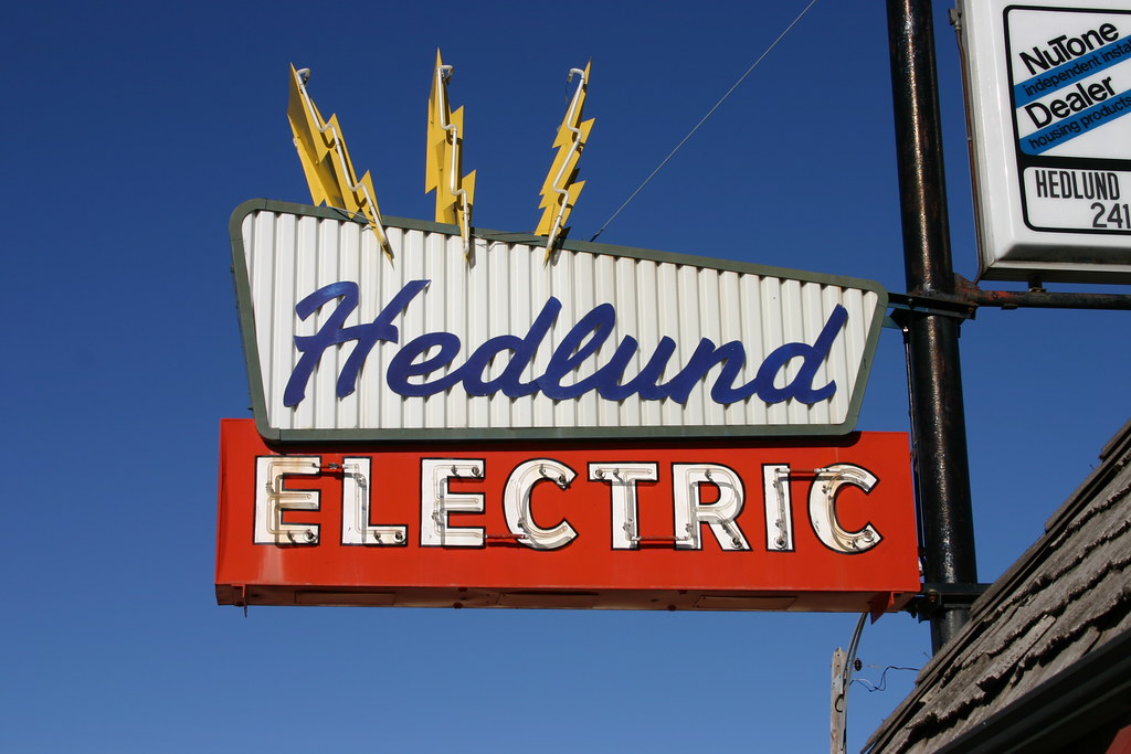Hedlund Electric Neon Sign This sign is on Hi 81 on the So… Flickr