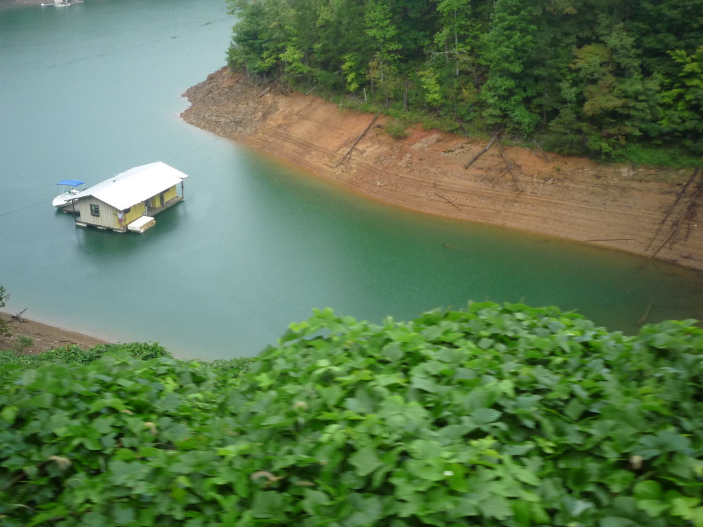 Fontana Lake floating house If you look closely, I believe… Flickr
