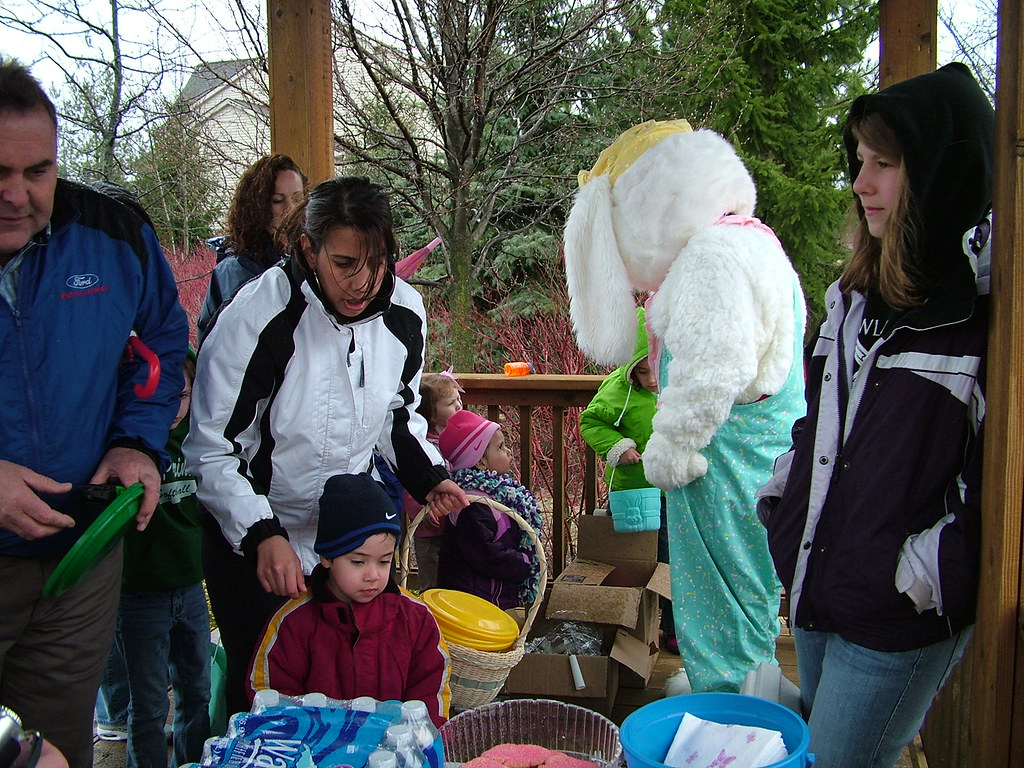 Cross Creek Easter Egg Hunt Children hunt for eggs filled … Flickr