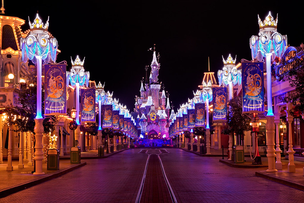Disneyland Paris by Night Pierpaolo. Flickr